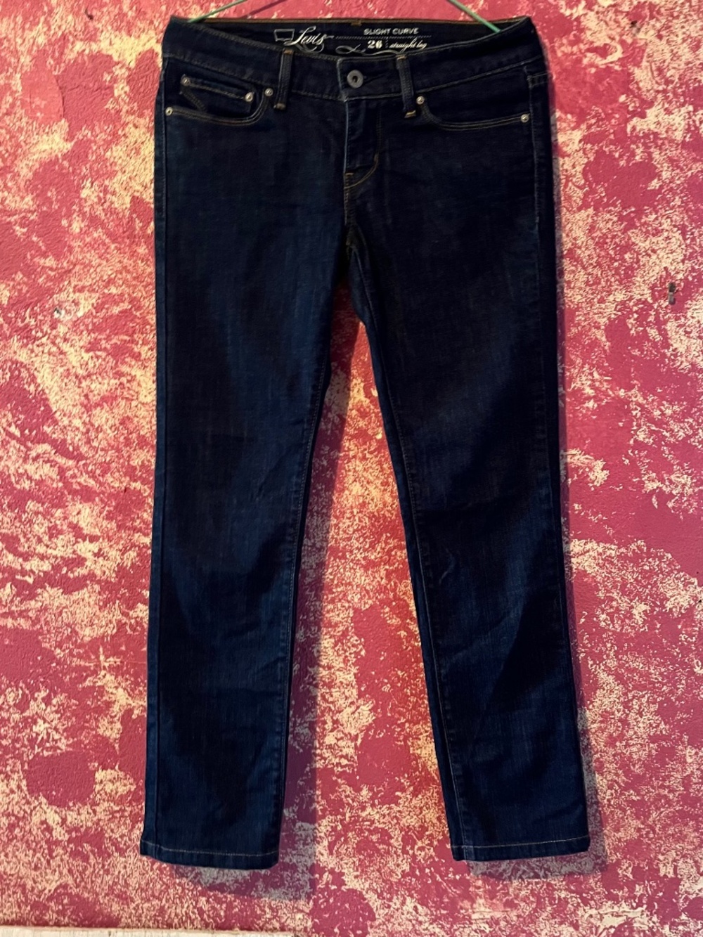 Levi's women's straight-leg jeans with a slight curve fit  size 26